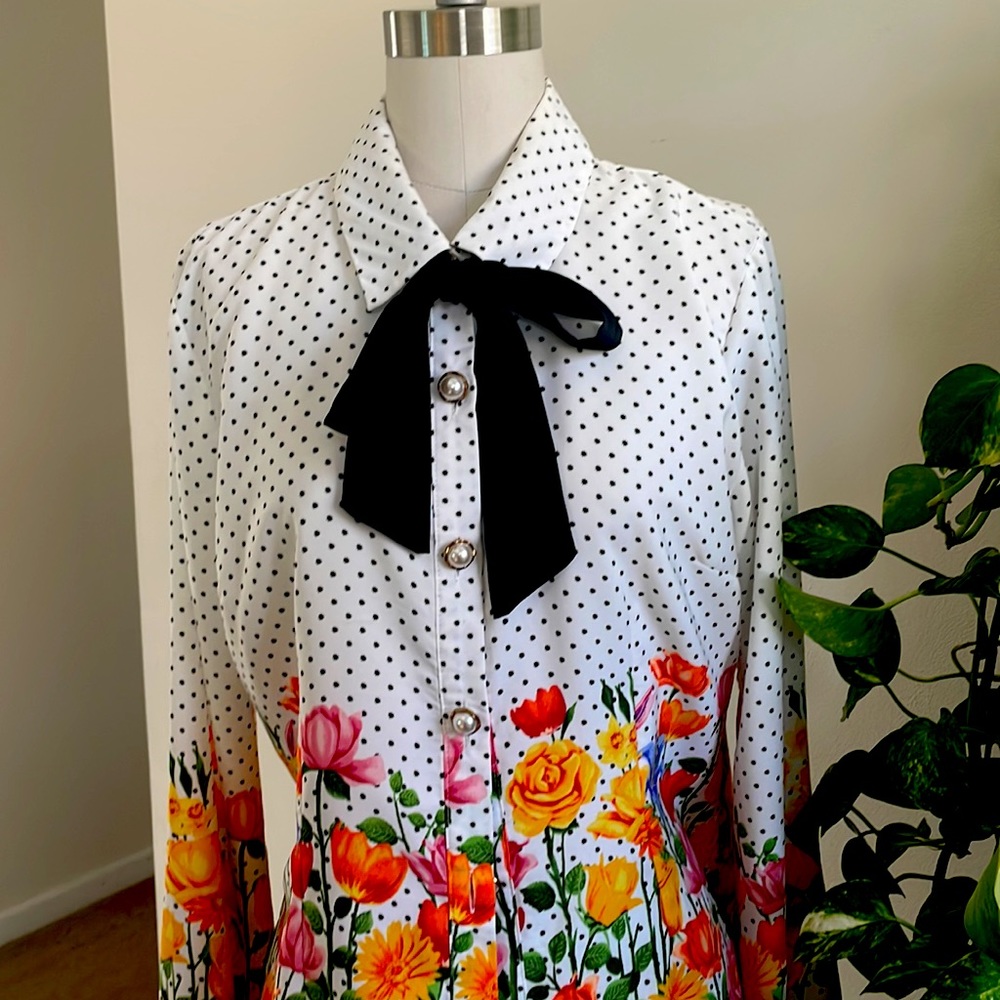 Bow tie blouse with a polka dot and flower design - Picture 2 of 8
